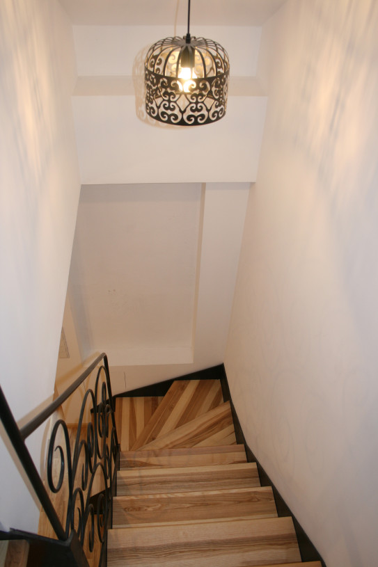 ložnice v patře je oddělená dřevěným schodištěm